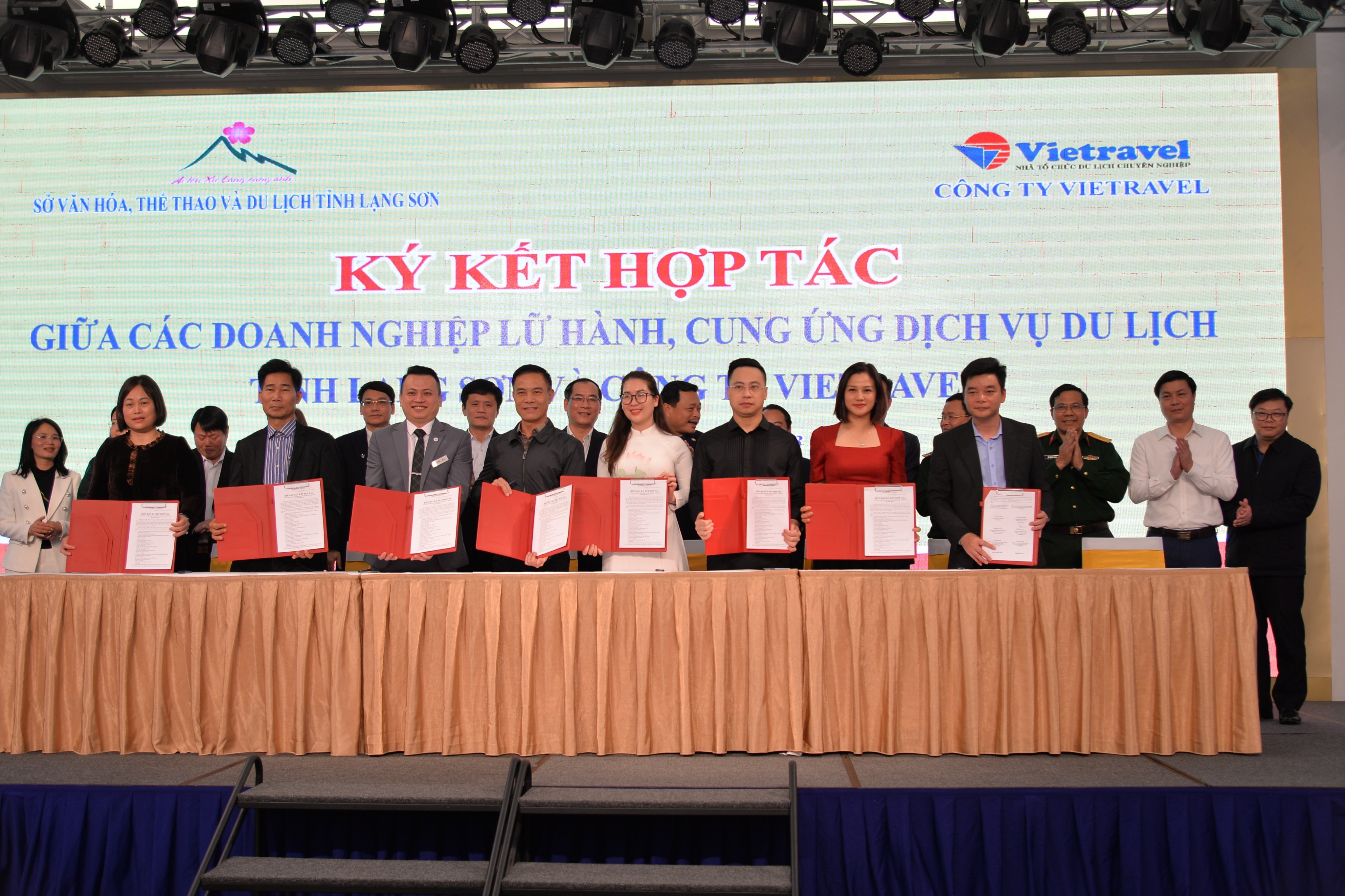 Ký kết hợp tác giữa các doanh nghiệp kinh doanh dịch vụ du lịch trên địa bàn tỉnh Lạng Sơn với Công ty Cổ phần du lịch và Tiếp thị Giao thông vận tải Việt Nam Vietravel